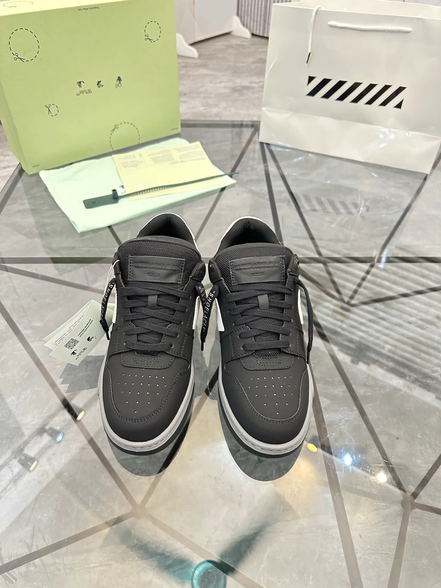Selling men's shoes 💰: 💰P560¥ High-end top quality (leather buckle plus 10) Product trademark: OFF WHITE * "OFF WHITE*" low-top casual shoes Regular size: 35-45 (can be customized to 46) Couple style Product material: imported first-layer cowhide leather upper, breathable lining, original outsole. No.: H203